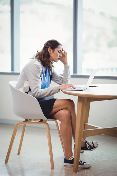 Uppmärksamma verkställande använder laptop — Stockfoto