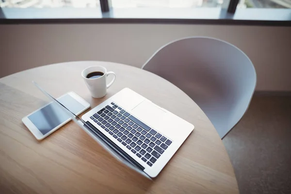 Tazza di caffè con tablet e laptop — Foto Stock