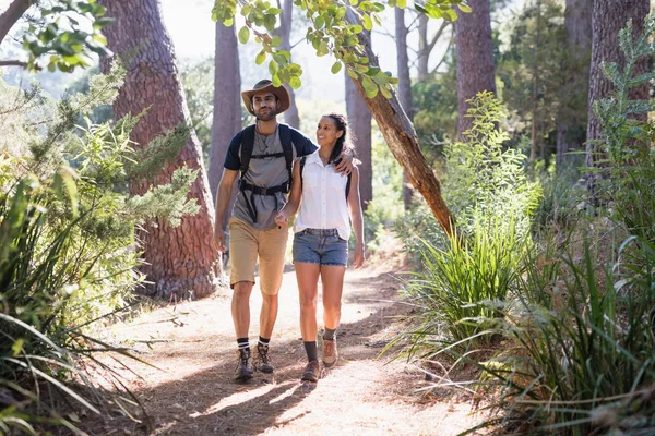 Couple marchant avec le bras autour sur le sentier — Photo