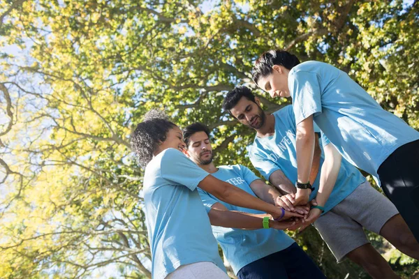 Voluntarios formando una pila de mano —  Fotos de Stock