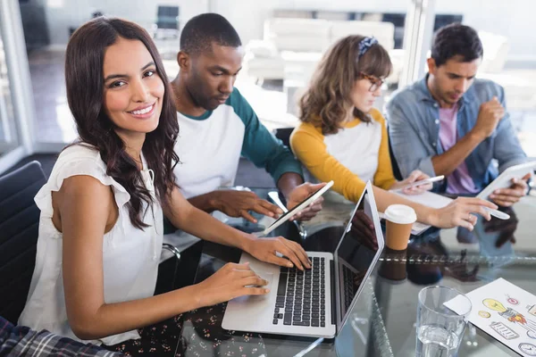 Creatief zakenman met behulp van laptop op Bureau — Stockfoto