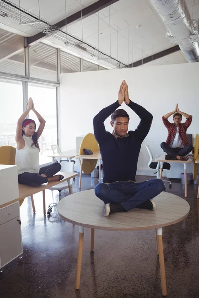 Pessoas de negócios fazendo ioga no escritório — Fotografia de Stock