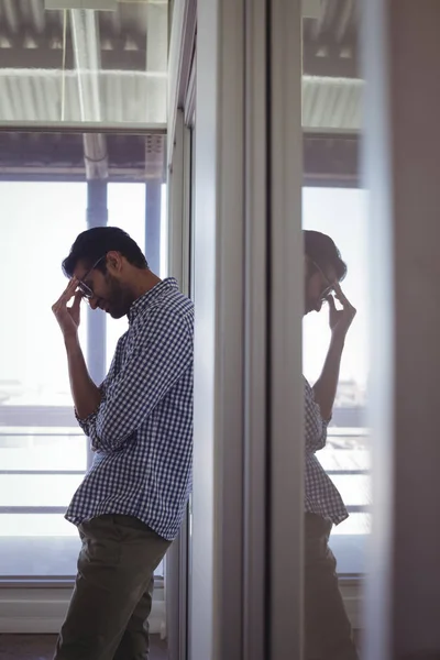 Напружений бізнесмен стоїть в офісі — стокове фото