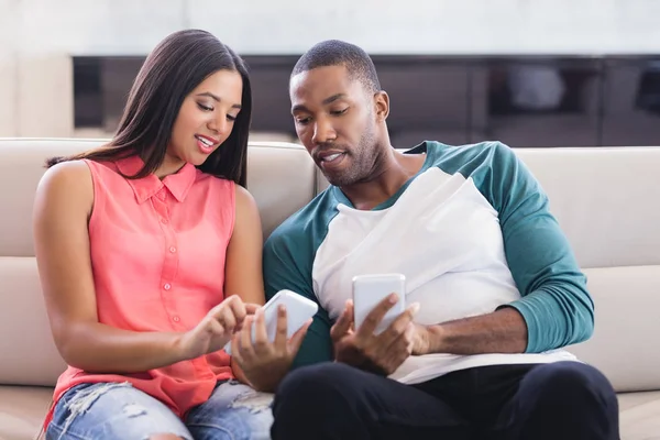 Mensen uit het bedrijfsleven met behulp van smartphone zittend — Stockfoto