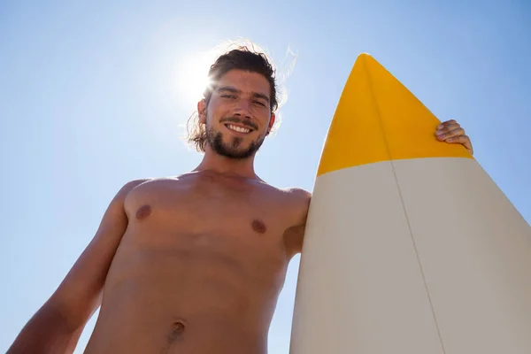 Surfboard ile gülümseyen sörfçü — Stok fotoğraf