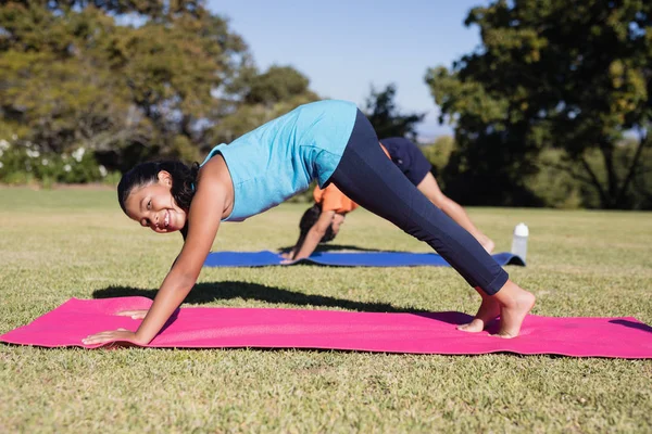 Glad tjej tränar yoga — Stockfoto