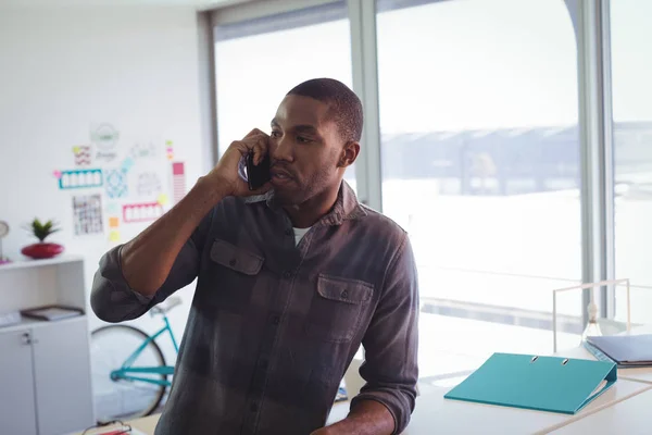 Komoly üzletember beszél telefonon az irodában. — Stock Fotó