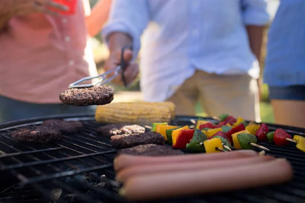 Galettes de grillades familiales, légumes et saucisses — Photo