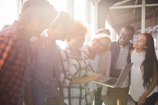 Zakenvrouw bedrijf laptop met collega 's — Stockfoto