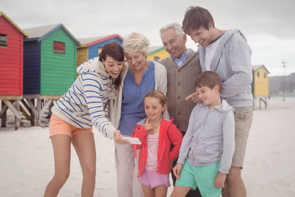 Famille multi-génération prenant selfie — Photo