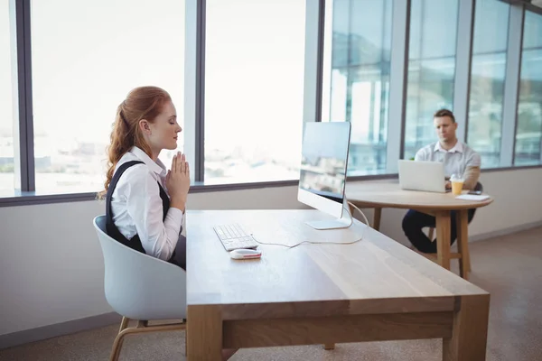 Meditación ejecutiva en el escritorio — Foto de Stock