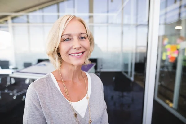 Matura donna d'affari sorridente in ufficio — Foto Stock