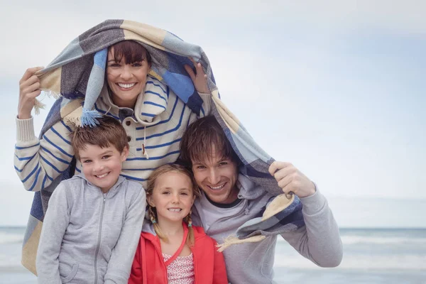 Leende familj under vintern — Stockfoto