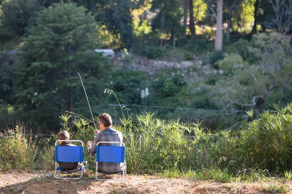 Vater und Sohn angeln an sonnigem Tag — Stockfoto