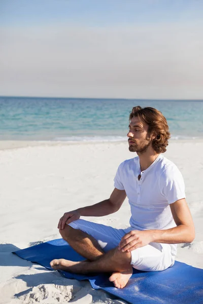 Hombre realizando yoga en la playa —  Fotos de Stock