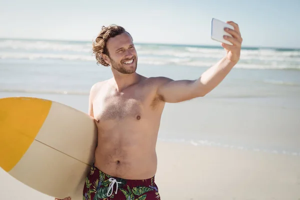 サーフボードと selfie を取って上半身裸の男 — ストック写真