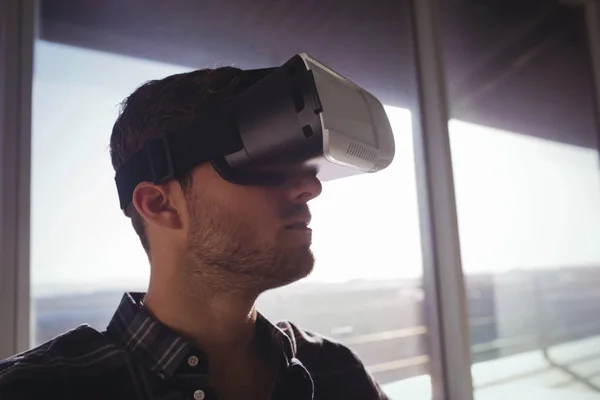 Empresário usando tecnologia de realidade virtual — Fotografia de Stock