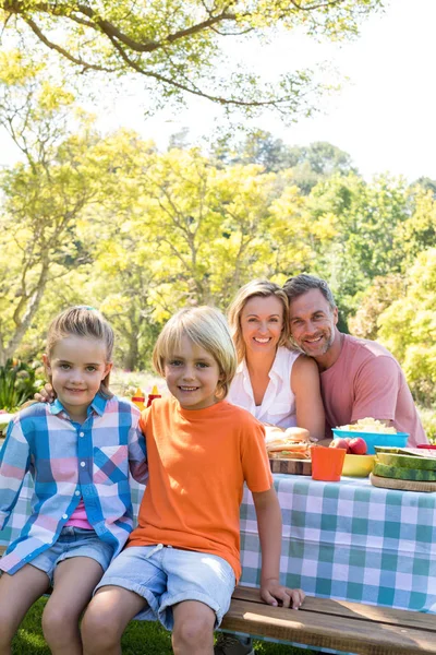 Famiglia seduta a tavola nel parco — Foto Stock