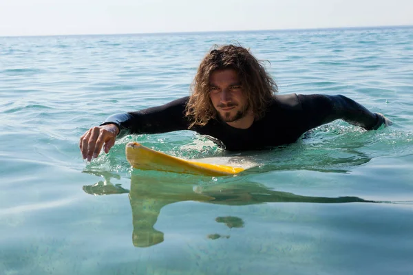 Surfista surfeando en el mar — Foto de Stock