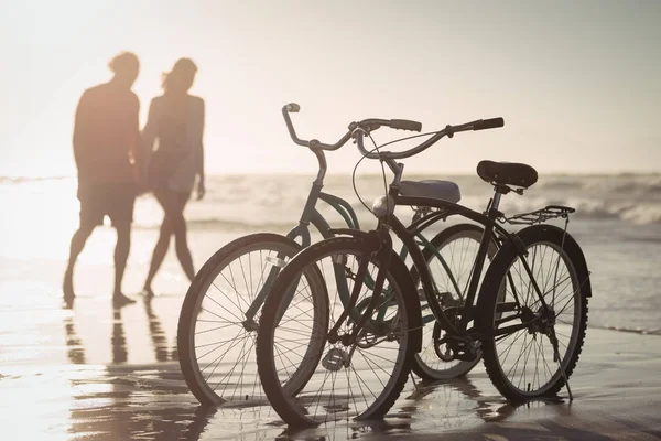 Parcheggio biciclette a riva con coppia — Foto Stock