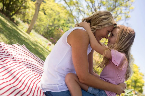 Madre che abbraccia sua figlia nel parco — Foto Stock