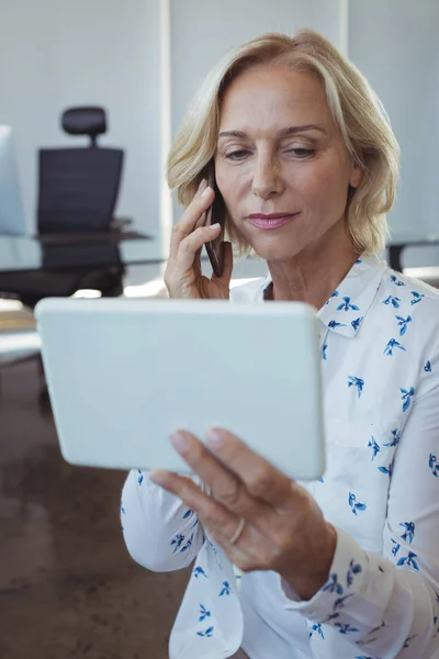 Affärskvinna pratar i mobiltelefon — Stockfoto