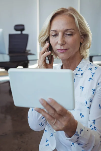 Mujer de negocios hablando por teléfono móvil —  Fotos de Stock