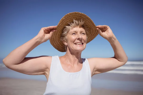 Kadın kıdemli giyen güneş şapka — Stok fotoğraf
