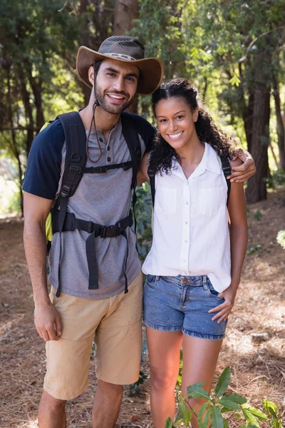 Pareja de excursionistas en el bosque — Foto de Stock