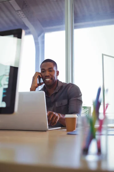 Biznesmen uśmiechający się rozmowy na telefon — Zdjęcie stockowe