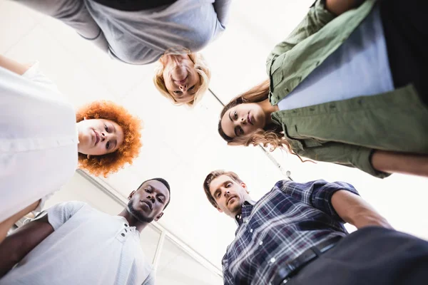 Directamente debajo del retrato de gente de negocios — Foto de Stock