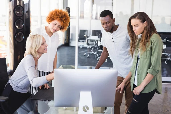 Madura mujer de negocios explicando colegas — Foto de Stock