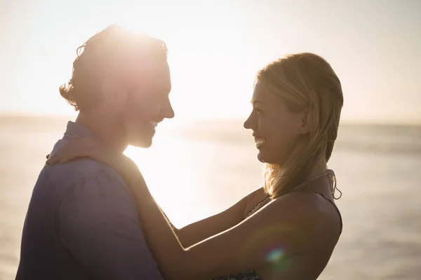 Par embracing på stranden — Stockfoto