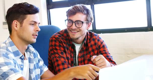 Executivos do sexo masculino discutindo sobre laptop — Vídeo de Stock