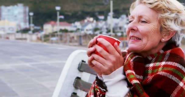 Femme âgée prenant un café — Video