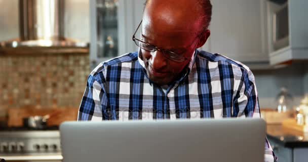 Наголошений старший чоловік використовує ноутбук — стокове відео