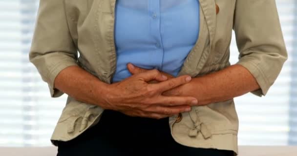Ανώτερος γυναίκα υποφέρει από πόνους στο στομάχι — Αρχείο Βίντεο