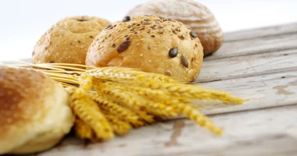 Verschiedene Brotsorten mit Weizenkörnern — Stockvideo