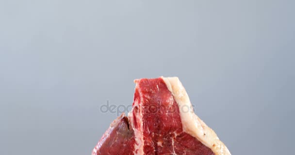 Rauwe biefstuk op houten bord — Stockvideo
