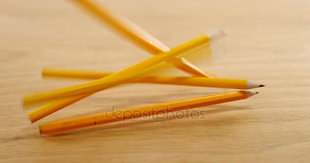 Lápices de color amarillo sobre mesa de madera — Vídeos de Stock