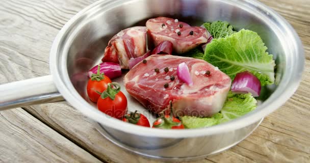 Chuletas de carne marinada y verduras en la sartén — Vídeos de Stock