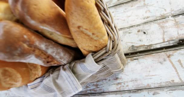 Primer plano de baguettes en cesta — Vídeo de stock