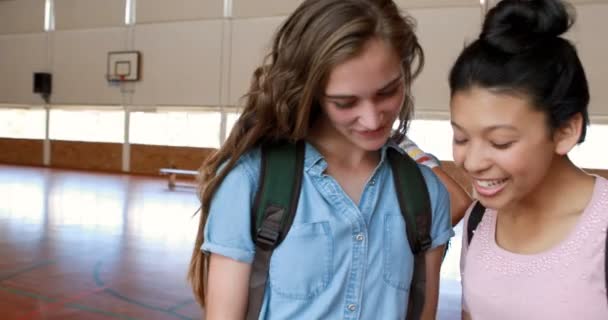 Alunos felizes usando tablet digital na quadra de basquete — Vídeo de Stock