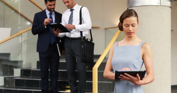 Mulher de negócios usando tablet digital — Vídeo de Stock