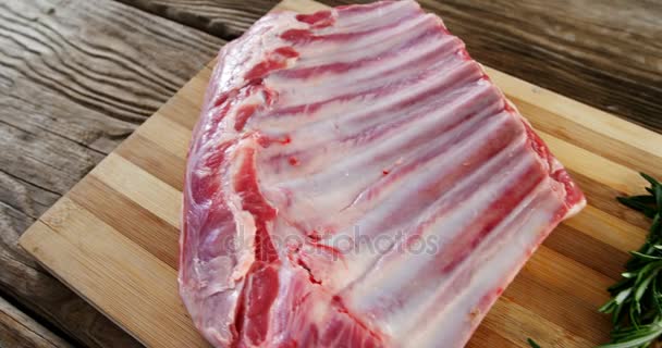 Сырые говяжьи ребра и ингредиенты на деревянной доске — стоковое видео