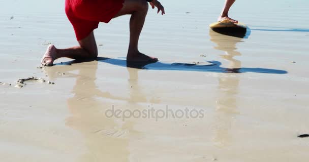 Hombre mayor de formación mujer en la playa — Vídeos de Stock