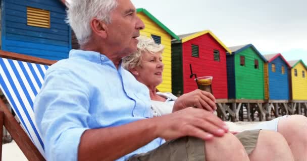 Coppia anziana che interagisce con l'altro in spiaggia — Video Stock