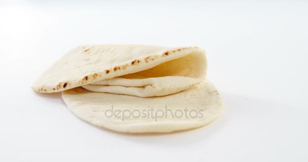 白色背景上的两个平面面包 — 图库视频影像