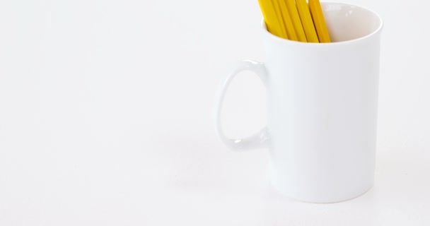 黄色の色鉛筆がマグカップに保管 — ストック動画