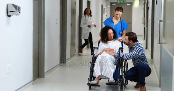 Médicos correndo mulher grávida para a sala de emergência — Vídeo de Stock